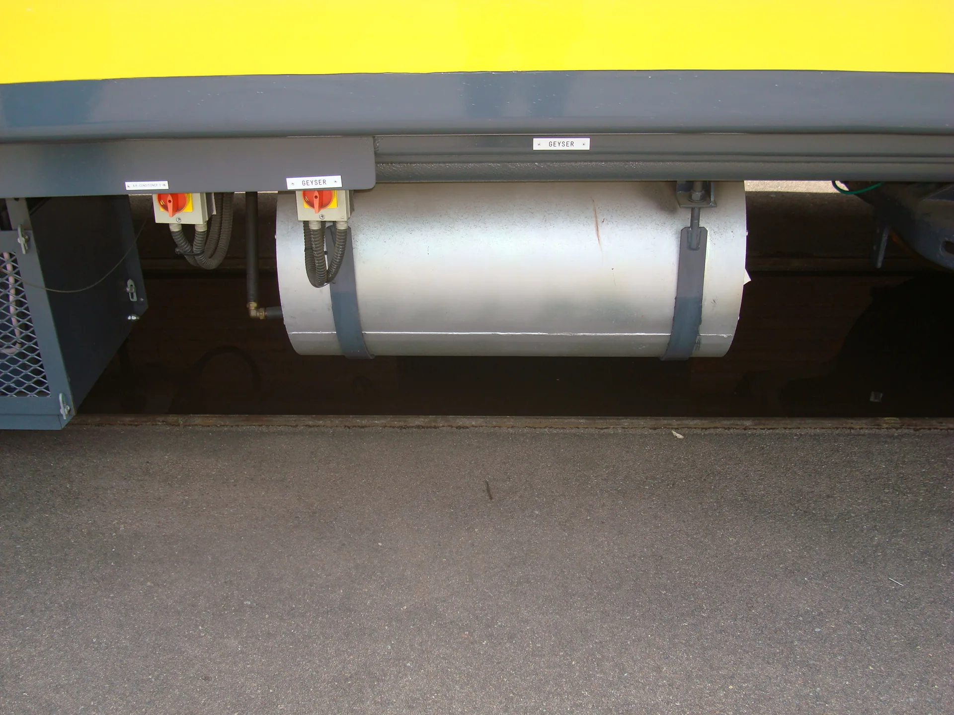Undercarriage geyser mounted